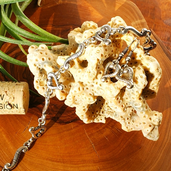 EUC Brighton Heart Bracelet & Earring Set with Tin - Picture 2 of 16